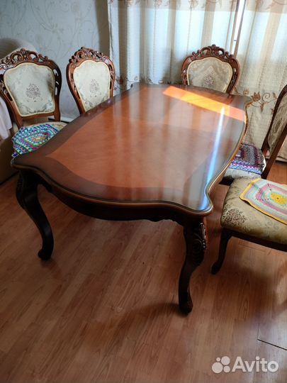 Стол в гостинную