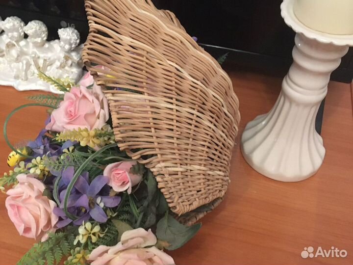 Композиция из искусственных цветов