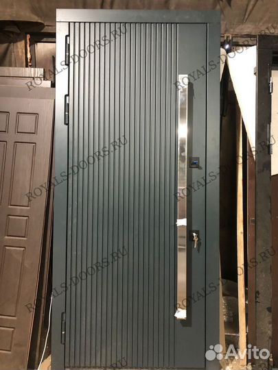 Высокая металлическая дверь с терморазрывом