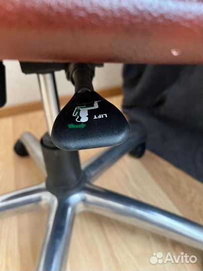 Офисное кожаное кресло руководителя