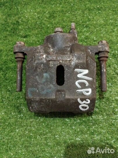 Суппорт передний левый Toyota Bb NCP30 2NZ-FE 2000