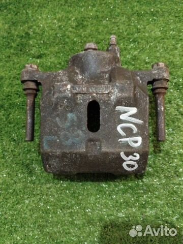 Суппорт передний левый Toyota Bb NCP30 2NZ-FE 2000