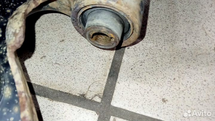 Рычаг передний правый Шевроле Кобальт