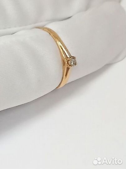 Золотое кольцо с бриллиантом 17,5р