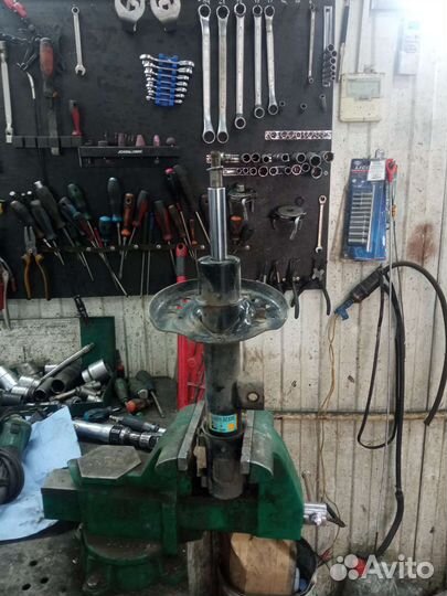 Амортизатор передний Хюндай i40(ix35)обмен