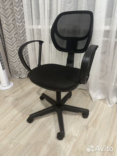 Компьютерное кресло черное
