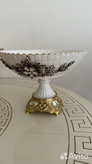 Ваза для фруктов на ножке