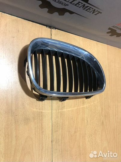 Правая Решетка радиатора BMW e60 дорест