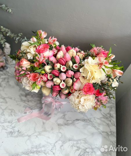 Клубника в шоколаде с цветами