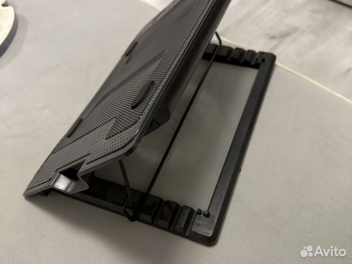 Подставка с охлаждением