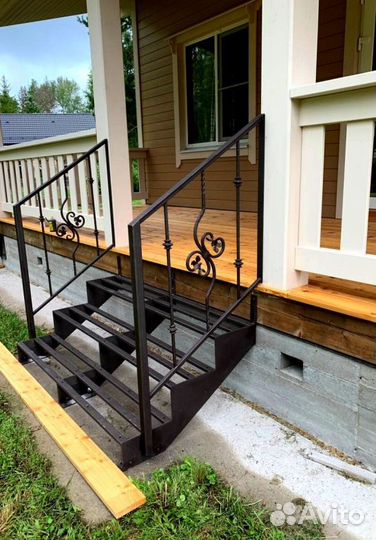 Прямая лестница на металлокаркасе