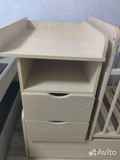 Детская кроватка с маятником