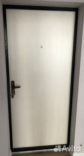 Металическая входная дверь от застройщика