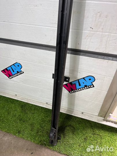 Направляющая шторки багажника левая Dodge Ram 5 DT