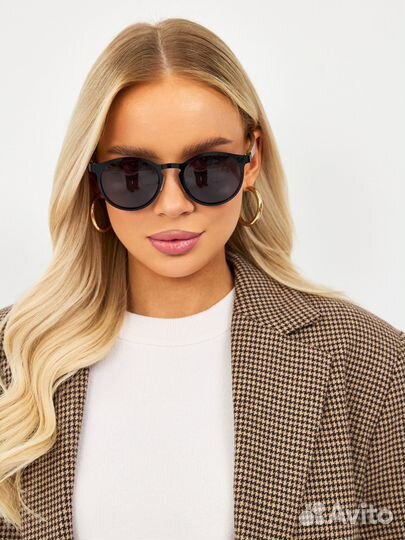 Солнцезащитные черные очки с деревянными дужками