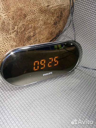 Стильные часы Philips