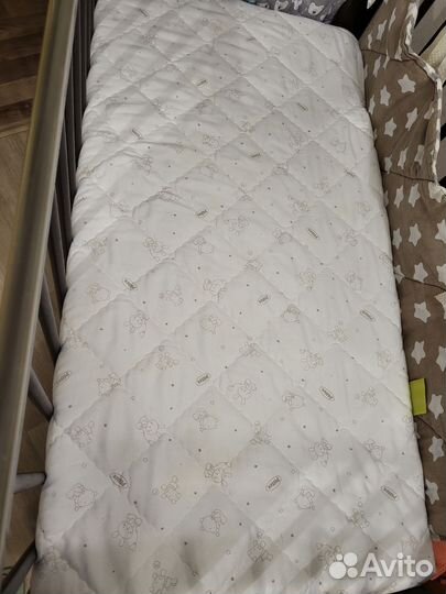 Детская кроватка с маятником