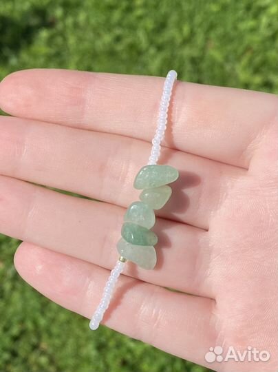 Бисер с нефритом на запястье