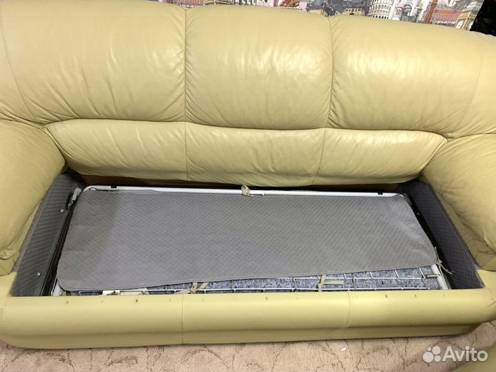 Кожаный диван и 2 кресла