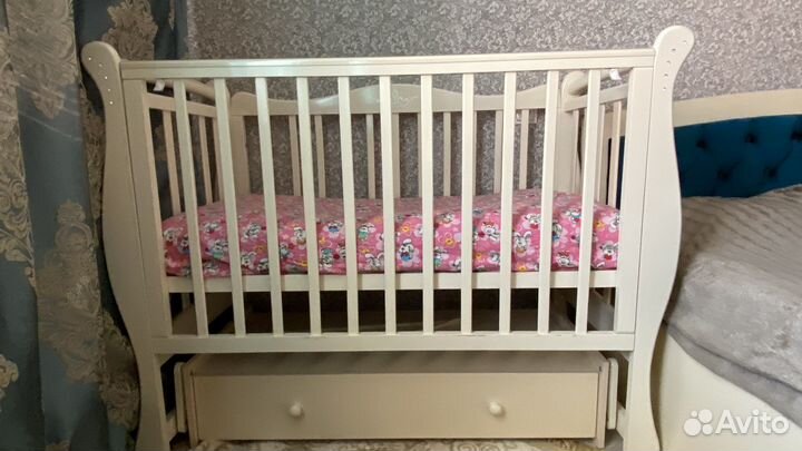 Детская кроватка с маятником