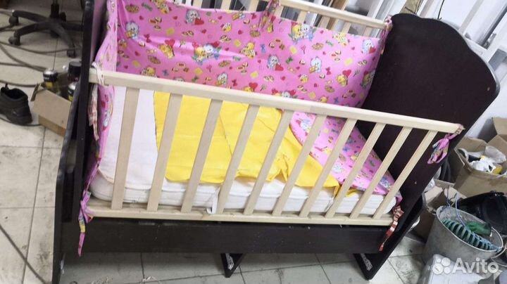 Детская кроватка с маятником и ящиком