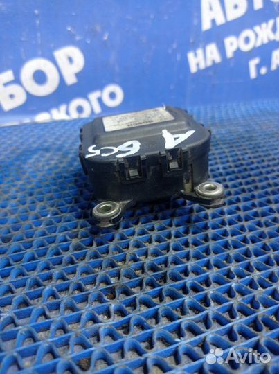 Моторчик заслонок отопителя Audi A6C5 седан 2000