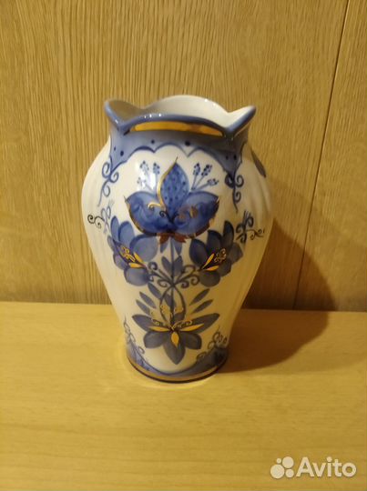 Чайник, ваза фарфор. Гжель с позолотой