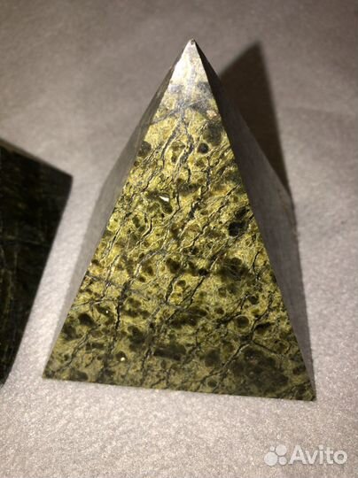 Пирамида из камня змеевик (серпентинит)