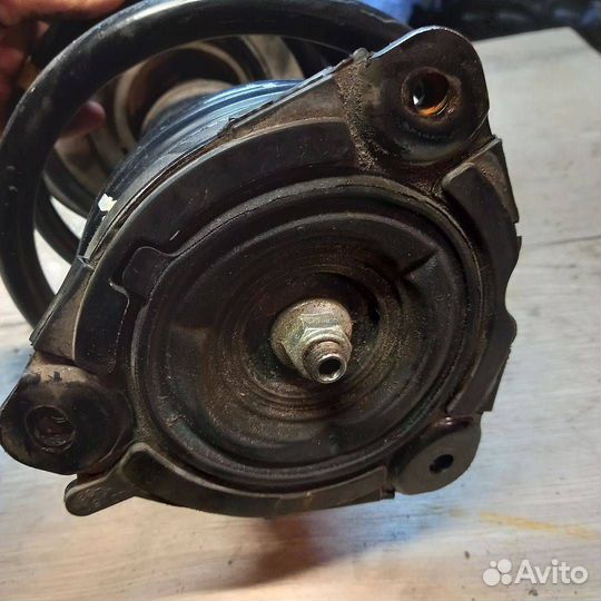 Стойка амортизатора передняя правая Nissan Murano