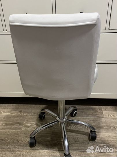 Стул на колесиках