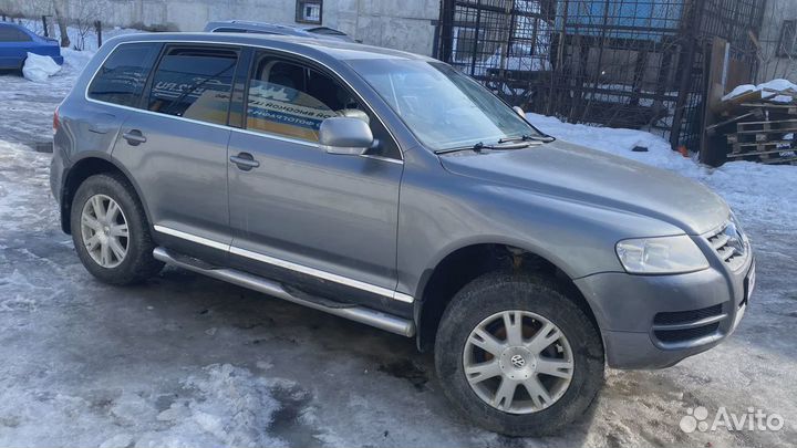 Крышка двигателя передняя Volkswagen Touareg (GP)