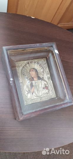 Икона Божией матери в киоте