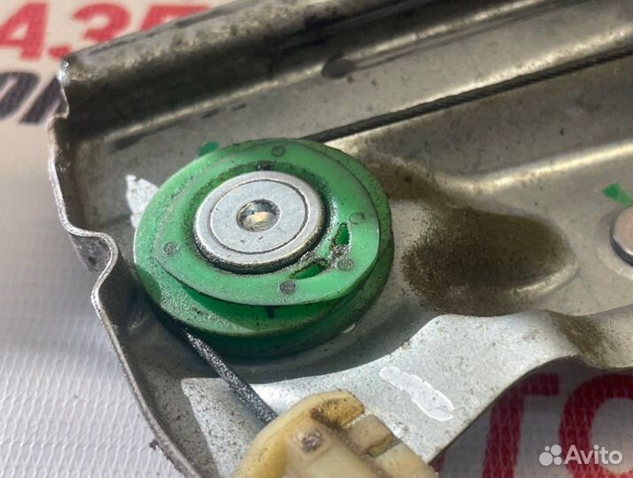 Стеклоподъемник механ. передний правый Datsun