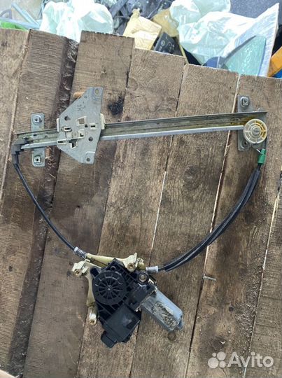 Стеклоподьемник передний Mitsubishi Carisma