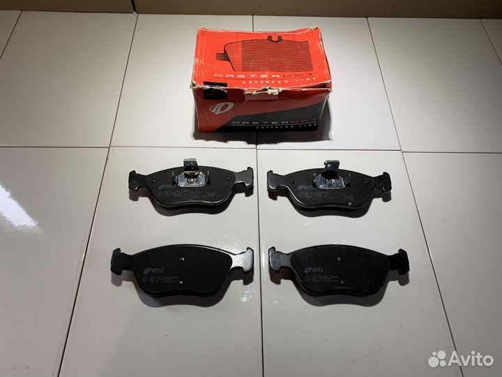 Передние тормозные колодки Volvo S70/V70 97-01