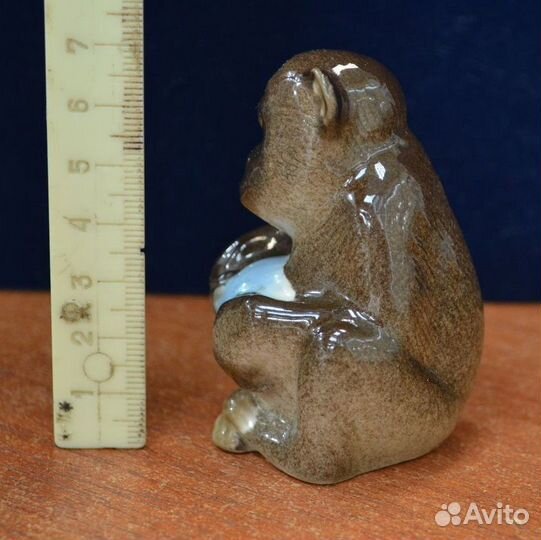 Фарфоровая статуэтка- обезьянка С мячиком лфз