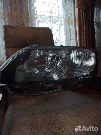 Фара skoda rapid 2014