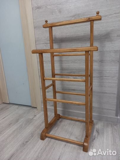 Напольная вешалка из дерева