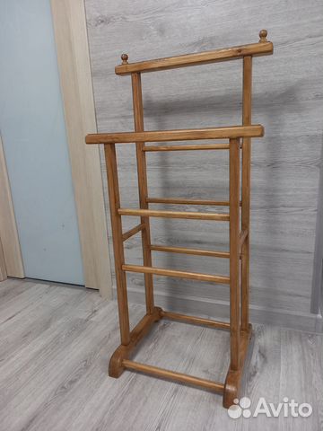 Напольная вешалка из дерева