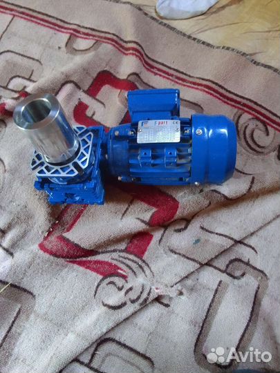 Электродвигатель с редуктором