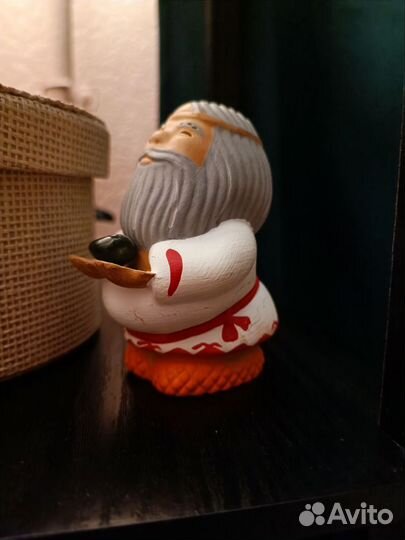 Статуэтка из глины дед с камнем сувенир