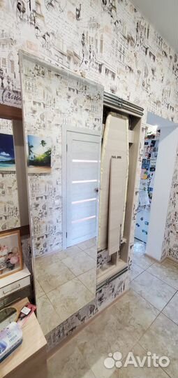 Гладильная доска за зеркалом