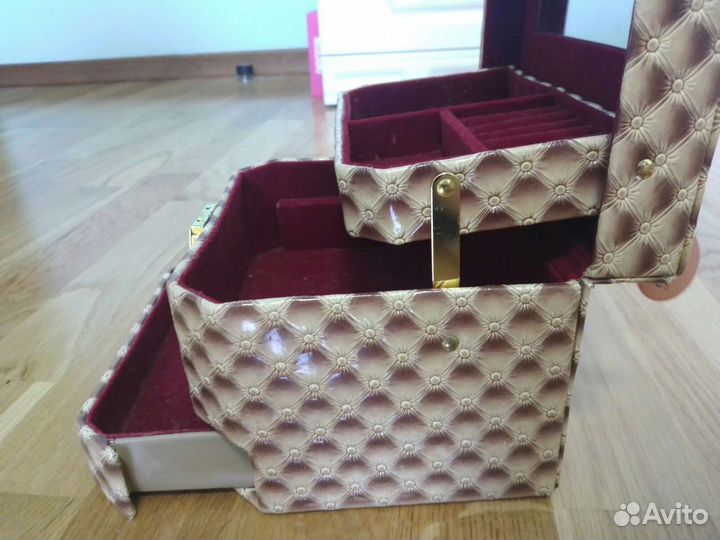 Шкатулка для украшений и косметики