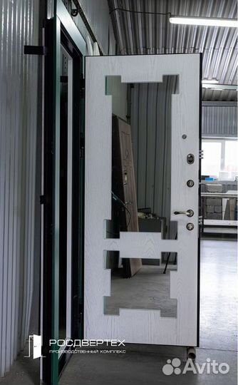 Дверь входная металлическая с зеркалом