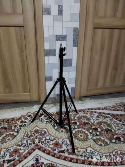 Штатив для свето и фото техники
