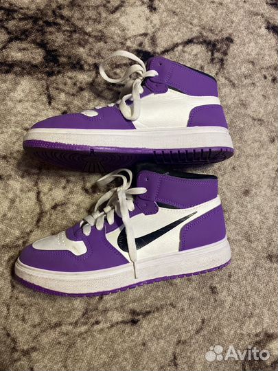 Кроссовки женские