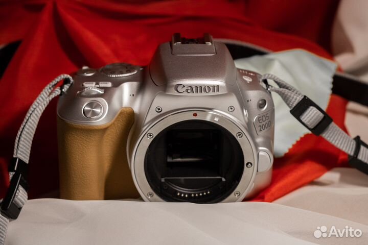 Зеркальный фотоаппарат canon 200d