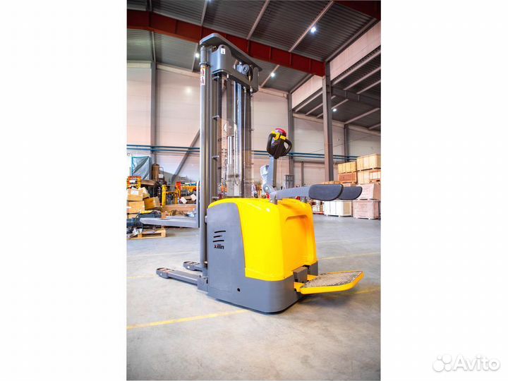 Штабелёр с площадкой