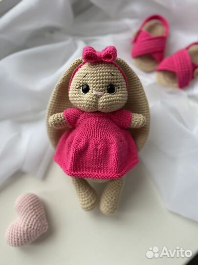 Вязаные игрушки зайка с длинными ушами