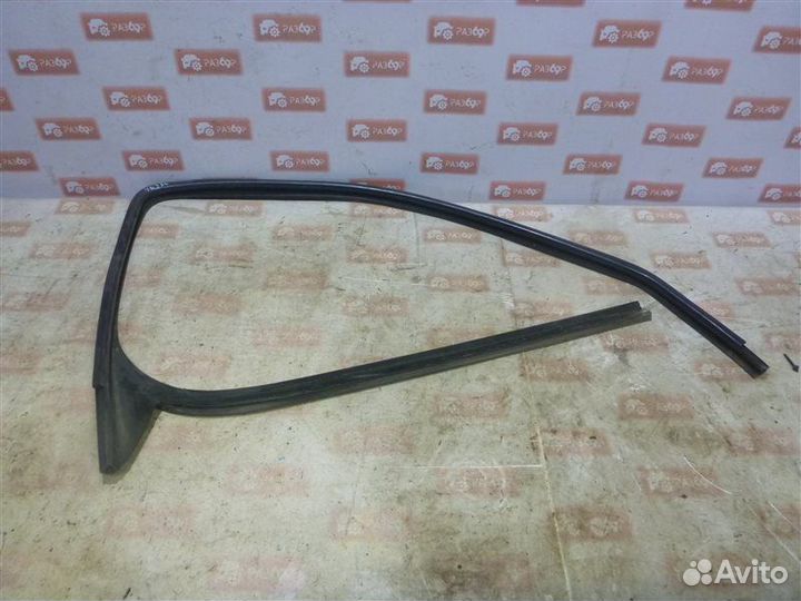 Уплотнительная резинка стекла передняя левая